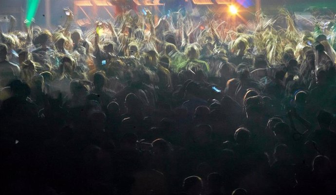 Gente bailando en una discoteca, en Polonia