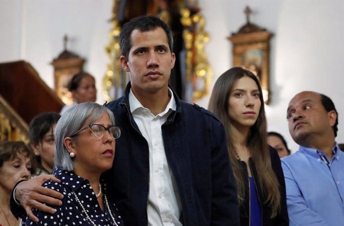 El autoproclamado presidente de Venezuela, Juan Guaidó, en misa