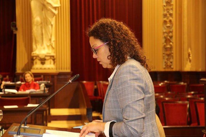 La consellera d'Hisenda, Catalina Cladera, en el ple del Parlament