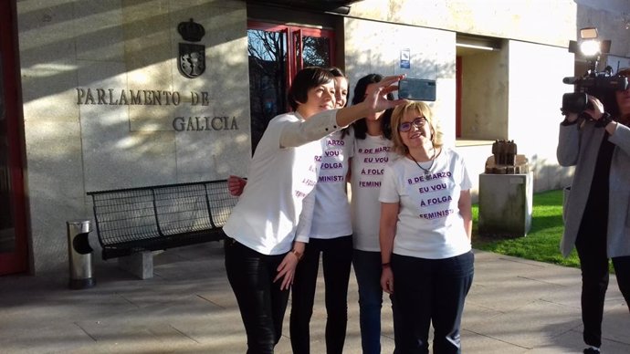 Las diputadas del BNG posan frente a la entrada del Parlamento de Galicia con ca