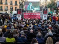 Un centenar de persones es congreguen davant de la seu d'mnium per seguir la declaració de Cuixart