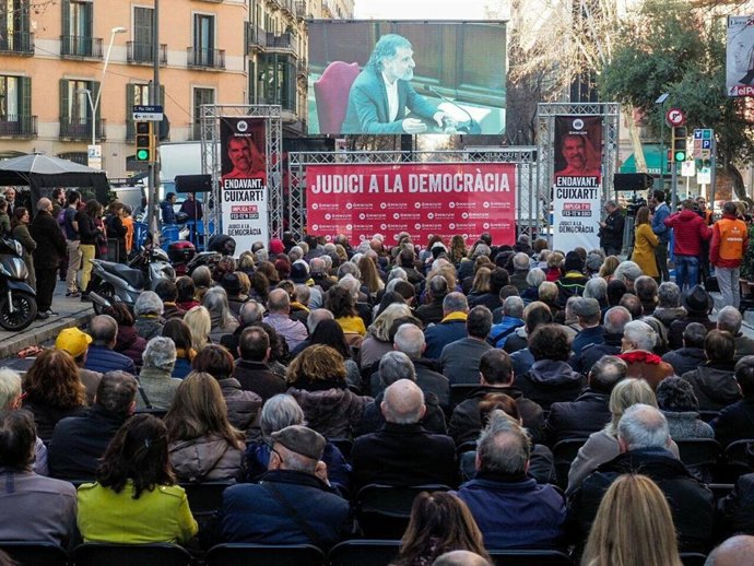 Un grup de persones segueix la declaració de Jordi Cuixart