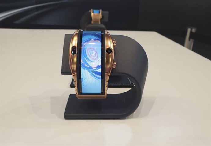 Nubia presenta sus nuevos 'smartphones' flexibles que lucen como un reloj de muñ