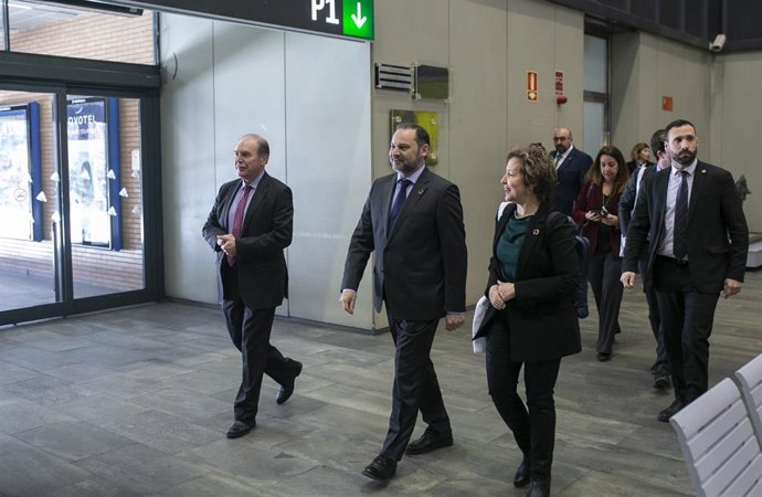 El ministro de Fomento, José Luis Ábalos, inaugura la exposición 'Objetivos de D