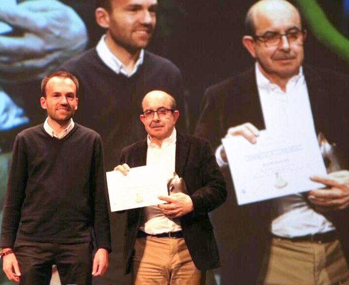 El director comercial de Aquadeus, Julián Garre, recoge el premio en la XXV Gala