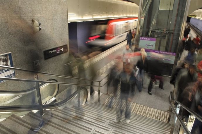 El Metro ha comptat amb 23 trens més de 7.00 a 9.00 en ampliar els serveis 