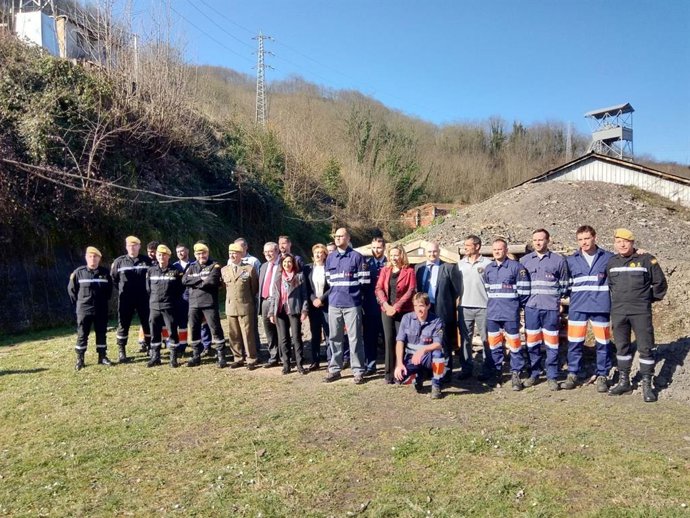 AV.- "Sois la mejor representación de España", dice Robles a los brigadistas min