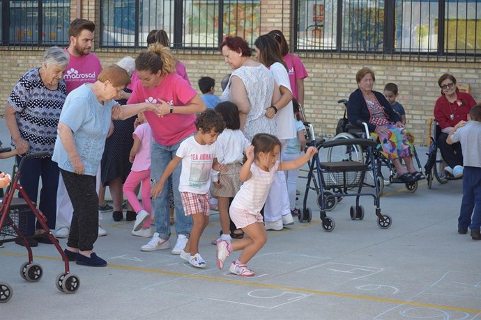 Una de las actividades intergeneracionales organizadas por Macrosad.