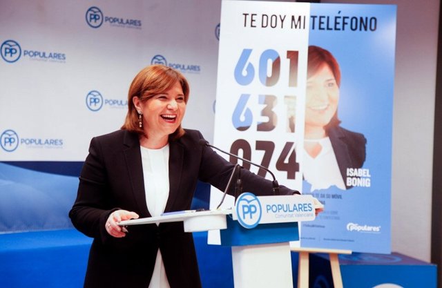 Isabel Bonig presenta el teléfono con el que hablará con los ciudadanos.