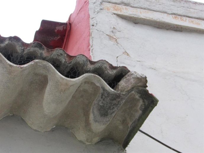 Imagen de la cubierta de amianto en el edificio de la Fica