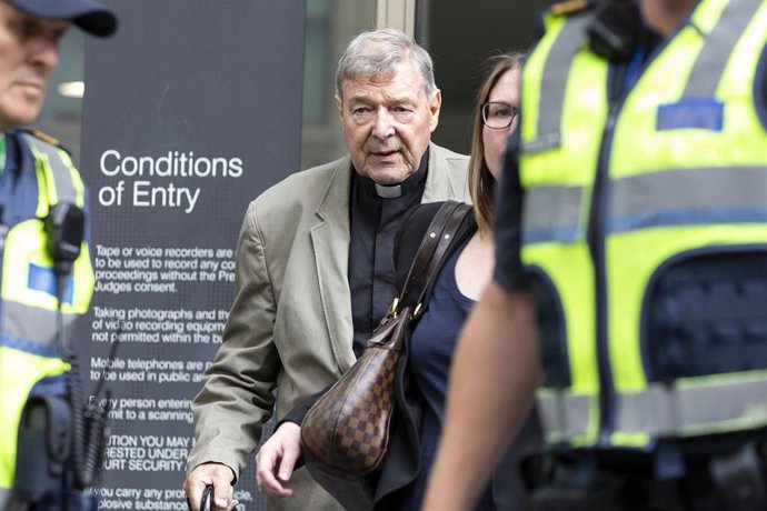 El cardenal George Pell entrando al tribunal
