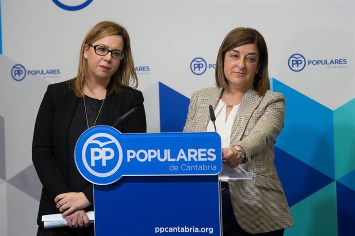 La presidenta del PP de Cantabria, María José Sáenz de Buruaga (derecha), y Elen