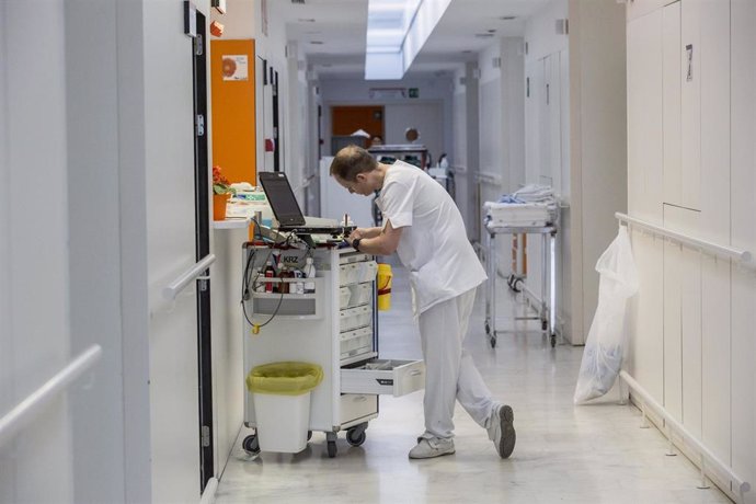 Enfermero del Hospital de Mollet prepara medicación en el carro de curas