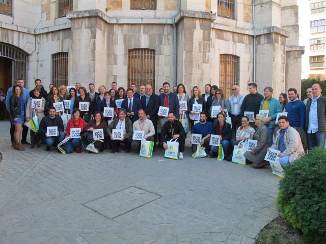 Entrega de las nuevas placas del producto OleotourJaén.