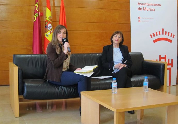 La concejal Rebeca Pérez con la psicóloga Ana Sánchez de la Asesoría Psicosocial