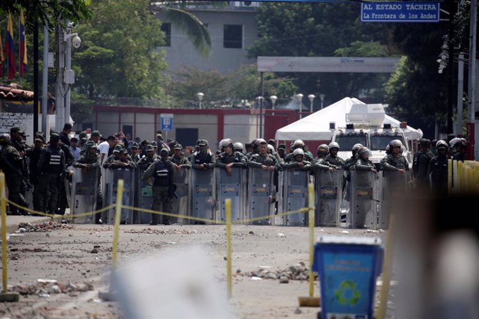 Enfrentamientos entre manifestantes y policía venezolana en la frontera con Colo