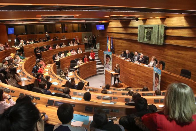 Estudiantes de Oviedo reflexionan sobre la igualdad en un pleno infantil en la J