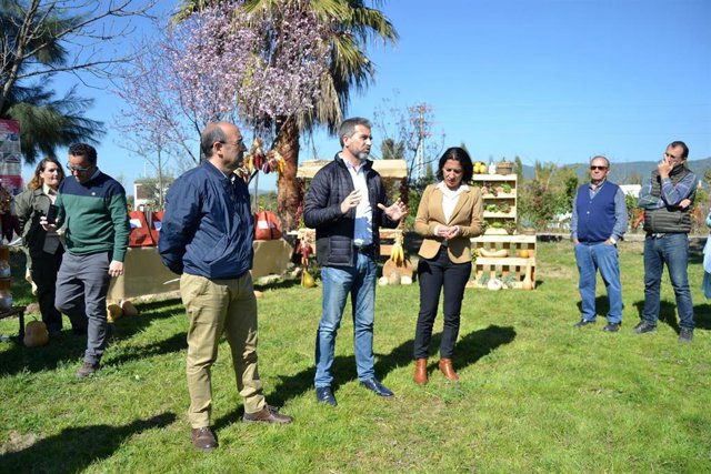 Sánchez (centro), durante la entrega de semillas de variedades hortícolas autóct