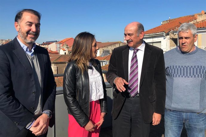 José María Mazón con la alcaldesa de Solórzano, Gema Perojo, y otros miembros de