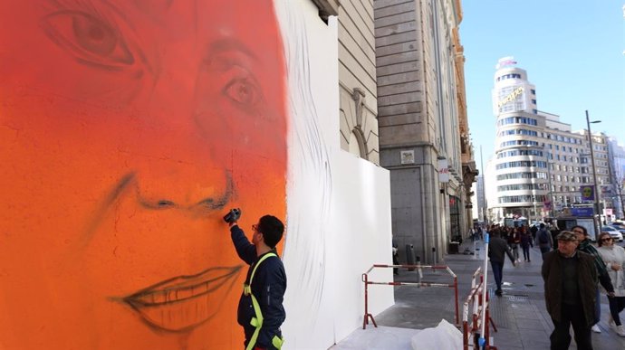 Un artista urbano crea un mural en el centro de Madrid para rendir homenaje a cu