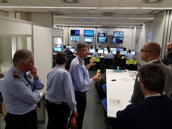 Miquel Buch visita el centro de coordinación del MWC