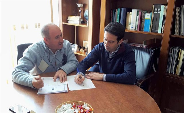 El diputado Óscar Liria, reunido con el alcalde de Abrucena, Antonio Torres.