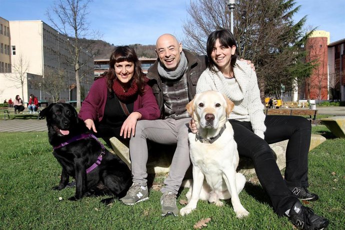 Autores de estudio de la UPV de psicoterapia con animales