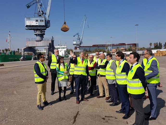 Visita de empresarios al Puerto de Sevilla