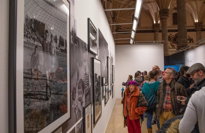 La Lonja de Zaragoza exhibe fotografías de la oscense Divina Campo