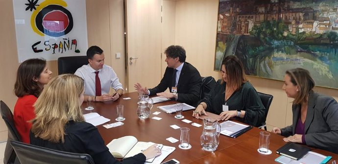 Francesc Colomer habla con Héctor Gómez.