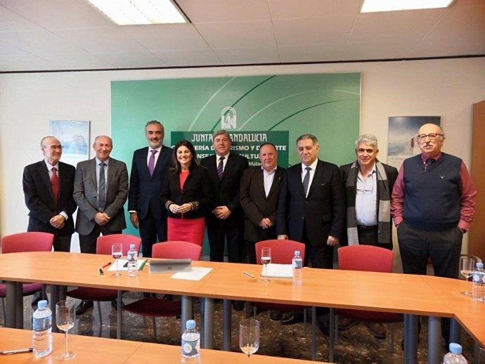 La delegada de Turismo ofrece "diálogo permanente" al sector turístico de la Cos