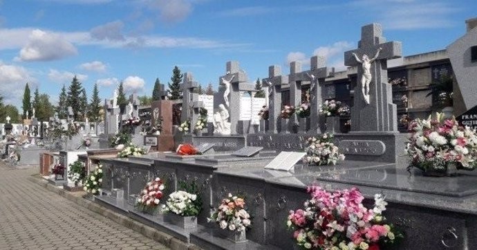 Un cementerio en una fotografía de archivo