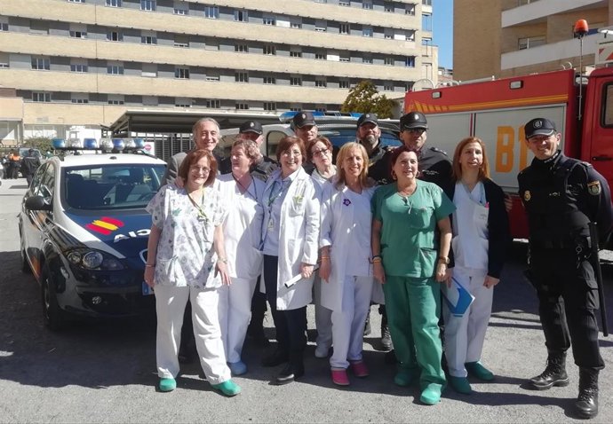 Médicos y efectivos policiales