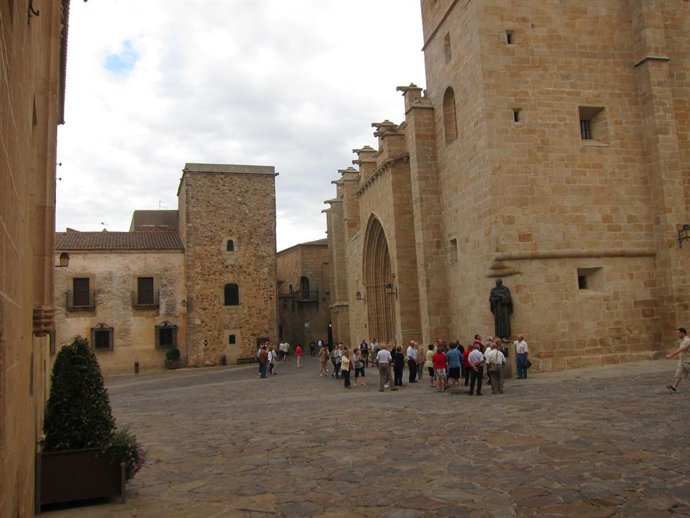 Turistas en la parte antigua de Cáceres