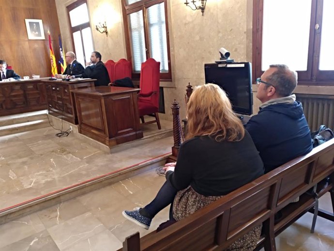 Jutgen dues persones per usar una federació de gais i lesbianes per estafar c