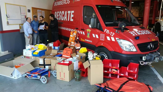 El concejal de Protección Civil con miembros del parque de bomberos 