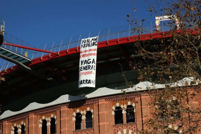 Pancarta de Arran contra las condiciones laborales de las azafatas del MWC