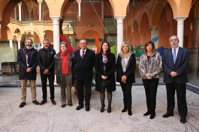 Casanueva (centro),con los directores de las instituciones culturales de la Junt