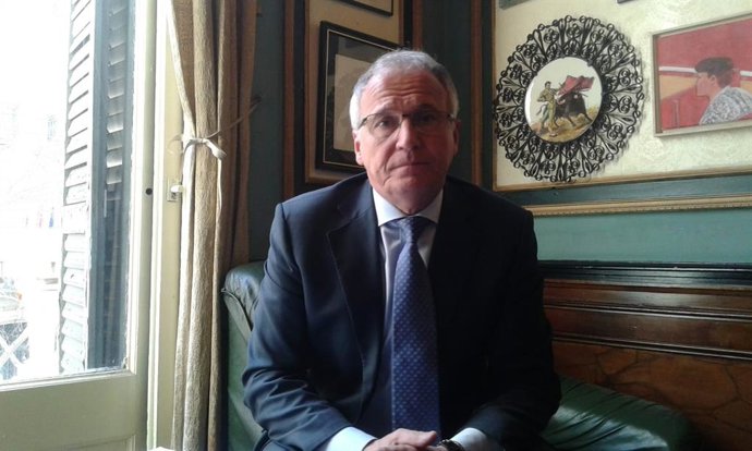 Bou dice que la huelga fracasa entre los barceloneses pero que acude "gente de c