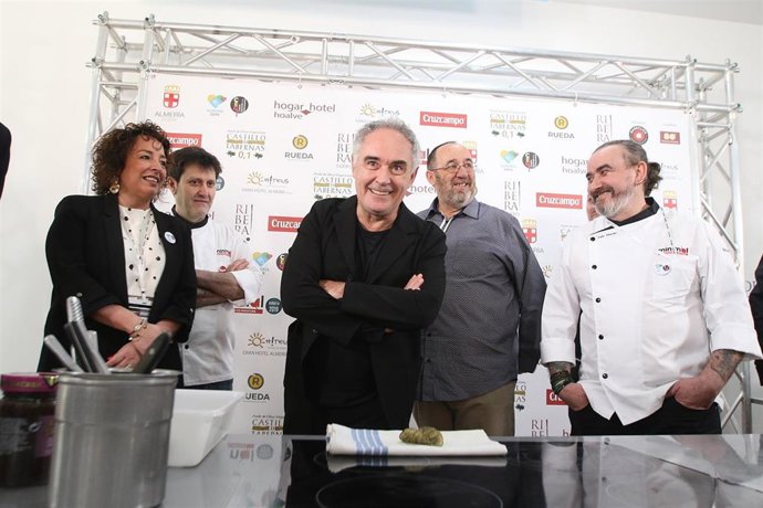 Encuentro de Ferran Adri y cocineros locales
