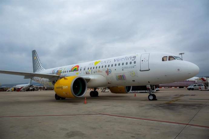 Vueling presenta el A320neo con el nuevo vinilado "kids" para celebrar el Día Un