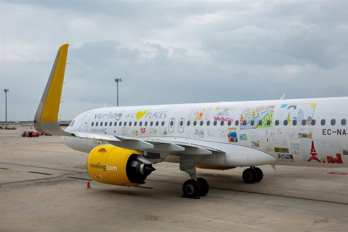 Vueling presenta el A320neo con el nuevo vinilado "kids" para celebrar el Día Un
