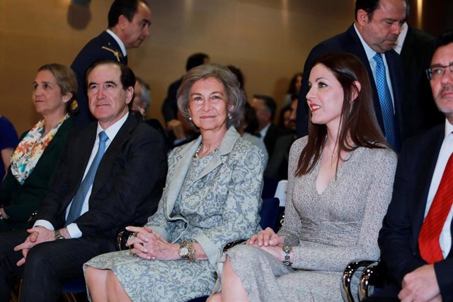 La Reina Sofía reaparece en un acto público al lado de su hija, la Infanta Elena