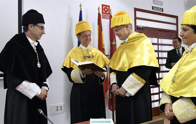 UMU recibe en su claustro de honor al médico y científico Robert Sackstein