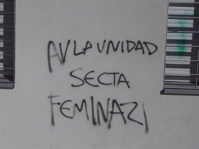 Aparecen nuevas pintadas contra el feminismo en la sede de la Asociación Vecinal