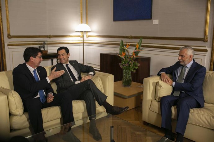 Juanma Moreno recibe al embajador de Italia en Madrid, Stefano Sannino.