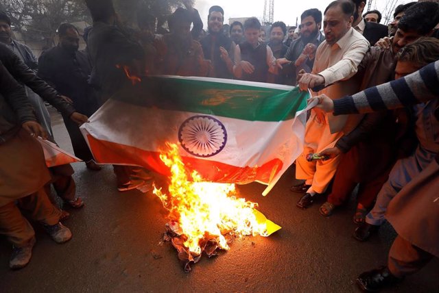 Manifestantes pakistaníes queman una bandera de la India en las protestas por su