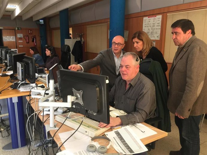 La delegada de Salud y Familias de la Junta visita las instalaciones del 061 en 