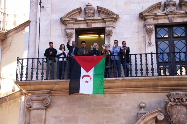 Cort cuelga una bandera de la República Árabe Saharaui "para conmemorar la resol