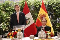 Los Reyes de España reciben al presidente de Perú y su esposa al inicio de su visita de Estado